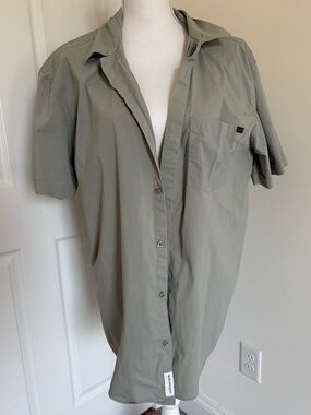 Classic Short-Sleeve Button-Down Shirt in Sage Green